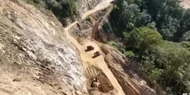 Confirman derrumbes en la carretera Oaxaca-Puerto Escondido; sería inaugurada por AMLO el 29 de noviembre