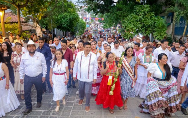 en la Costa tiene la finalidad de que las y los oaxaqueños vivan con orgullo sus tradiciones y cautiven a visitantes del país y el extranjero