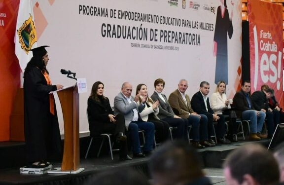 Encabeza MARS graduación de 419 mujeres de preparatoria, en Torreón