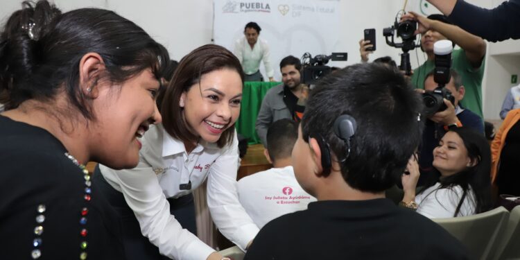 Entrega Gaby Bonilla aparatos “Cocleares y AdHear” en Hospital del Niño Poblano