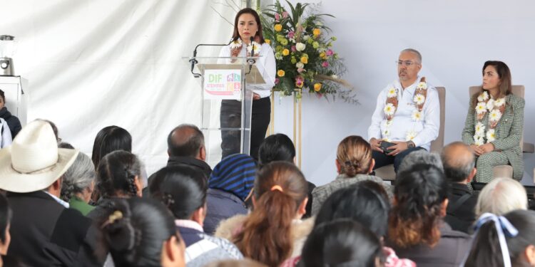 Entrega Gaby Bonilla desayunadores y Estancia de Día en Atempan