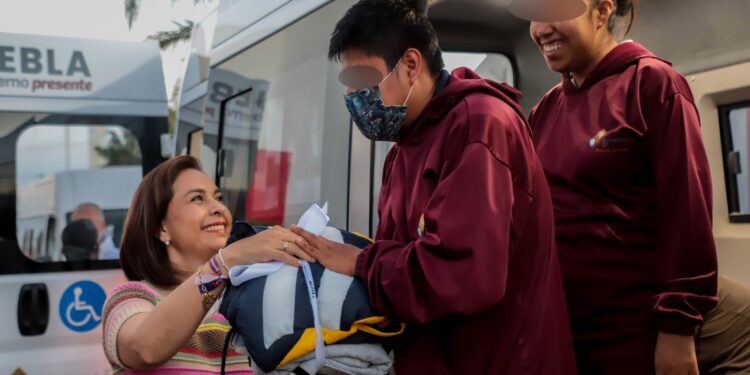 Entrega Gaby Bonilla vehículos para casas de asistencia