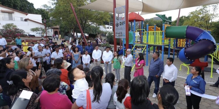 Florecen parques para la niñez en colonias populares de Oaxaca