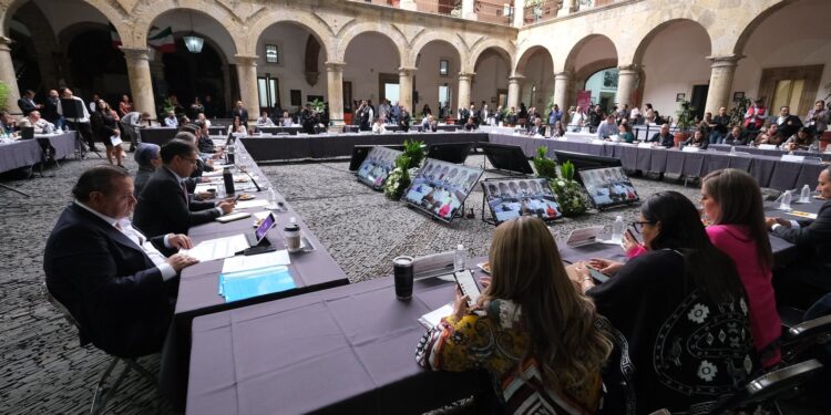 Funcionarios y Funcionarias del Gobierno del Estado de la administración centralizada participaron en la glosa del V Informe de Gobie