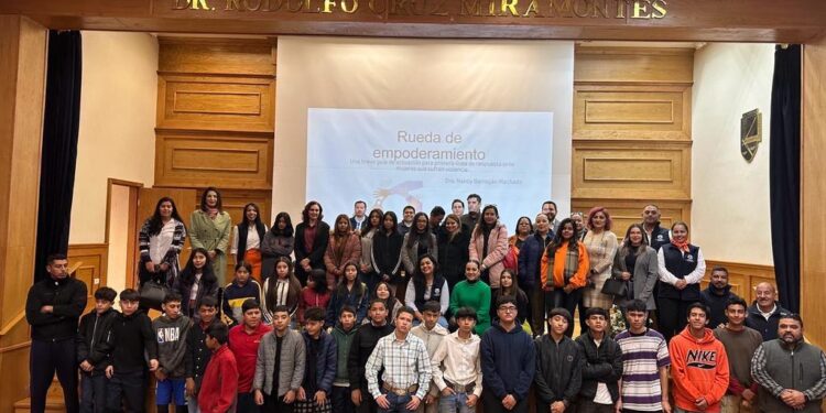 Imparte SSPE charla “Alto a la violencia contra la mujer” a estudiantes de la UACH