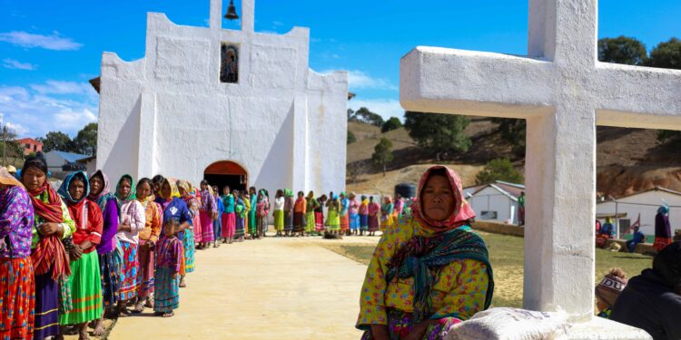 Interviene Estado viviendas rarámuri con instalación de celdas solares y material de construcción
