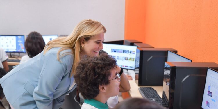 Refrenda Maru Campos su compromiso con la juventud chihuahuense