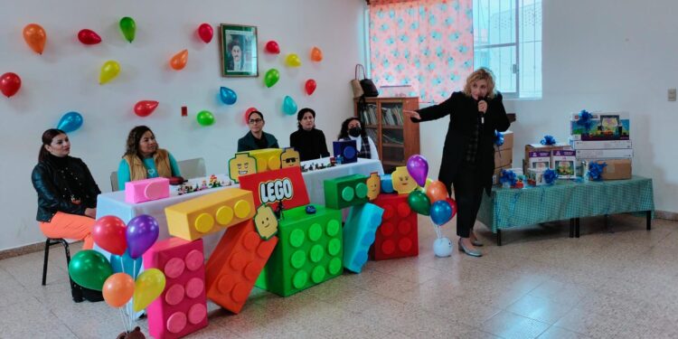 Niñas y niños de nivel preescolar reciben equipo de First Lego en Acámbaro.