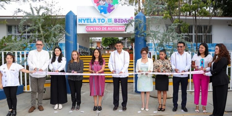 Oaxaca a la vanguardia en políticas de inclusión, inaugura Centro de Autismo Nyela To Bidao, abrazando a la niña y al niño
