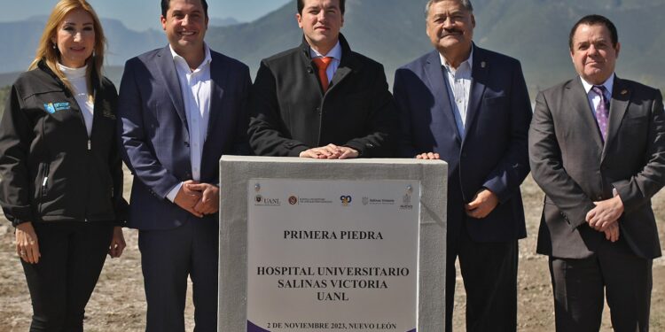 Pone Gobernador primera piedra de hospital universitario; anuncia apoyo para construir nueva prepa en Salinas