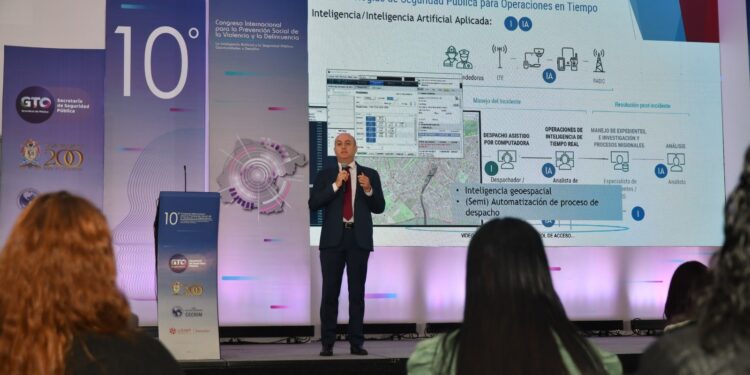 Presenta el Licenciado Iván Kraljevic la ponencia Tecnologías Inteligentes para Operaciones de Seguridad Ciudadana en Tiempo Real