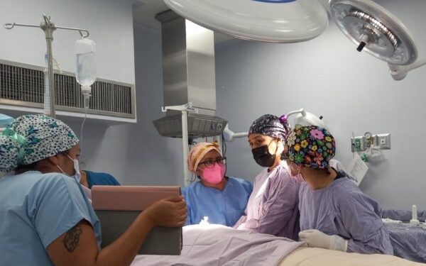 que requiere de un tratamiento prolongado; con ello se evitan múltiples punciones por el difícil acceso venoso,