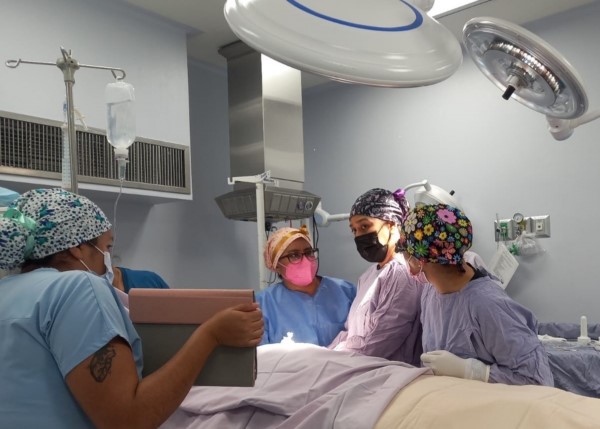 que requiere de un tratamiento prolongado; con ello se evitan múltiples punciones por el difícil acceso venoso,