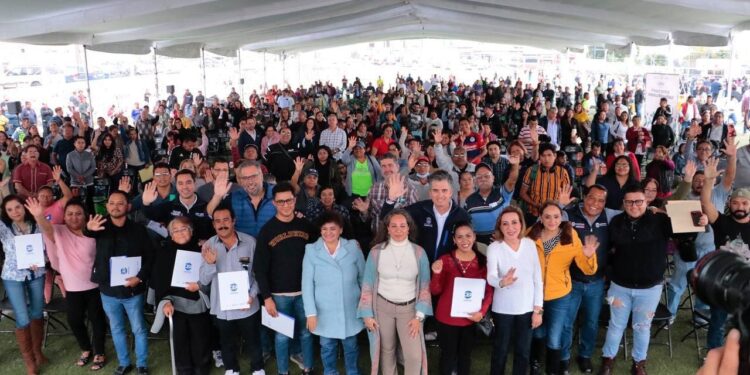 Reciben más de mil familias de la capital contrato individual de agua