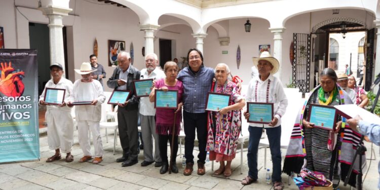 Reconoce Gobierno del Estado a personas promotoras de la riqueza cultural de Oaxaca
