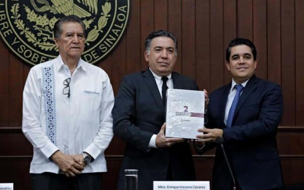 Enrique Inzunza Cázarez, fue el encargado de entregar a los diputados el documento que contiene dicho informe,