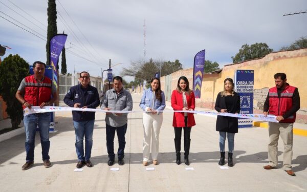 que solo se destinaron 6.2 millones de pesos en este rubro. La gobernadora de Aguascalientes, Tere Jiménez, realizó una productiva gira de trabajo por la cabecera municipal de El Llano, en donde entregó obras de pavimentación con concreto hidráulico en la calle Leona Vicario. Esta entrega forma parte de los más de 35 millones de pesos que se han invertido este 2023 en obras públicas en el municipio, lo que representa un incremento del 464 por ciento, en comparación con el año pasado que solo se destinaron 6.2 millones de pesos en este rubro. “Van a contar con una gobernadora cercana, seguiremos haciendo inversiones importantes en infraestructura de calidad; trabajaremos de forma coordinada con el presidente municipal para impulsar más proyectos que los beneficien a ustedes y sus hijos”, les dijo Tere Jiménez. De igual forma, la gobernadora los invitó a participar en los diferentes programas que ofrece su administración, desde becas educativas, vivienda, emprendimiento, salud, campo, entre otros. Por su parte, Carolina López López, titular de la Secretaría de Obras Públicas del Estado (SOP), hizo un recuento de las diversas obras que se han hecho en El Llano, como la rehabilitación de los Centros de Salud en las comunidades de Santa Rosa y Los Conos, la mejora de la Puerta de Acceso Oriente, la pavimentación con concreto hidráulico de diversas calles, así como la rehabilitación de las redes de agua potable y alcantarillado, entre otras. “Gracias a la visión de la gobernadora se han incrementado los presupuestos en los municipios; seguimos dando pasos firmes y buenos resultados para concretar más obras”, señaló la titular de la SOP. Por su parte, Cezar Pedroza Ortega, presidente municipal de El Llano, agradeció a la gobernadora por su respaldo y por llevar el progreso a las comunidades; “estamos muy contentos por el trabajo que se ha realizado, seguiremos consolidando más proyectos en equipo”, mencionó. Finalmente, Karla Rodríguez, vecina de la zona, a nombre de los habitantes del municipio, dijo sentirse muy contenta por el gran apoyo que han recibido, el cual, mencionó, es un reflejo del trabajo que ha hecho la gobernadora. En el evento también estuvo presente el diputado Salvador Maximiliano Ramírez Hernández, presidente de la Comisión de Planeación, Desarrollo Urbano y Obras Públicas del H. Congreso del Estado. ESTE AÑO TERE JIMÉNEZ DESTINA INVERSIÓN SIN PRECEDENTES EN OBRAS PÚBLICAS EN EL LLANO La gobernadora de Aguascalientes, Tere Jiménez, realizó una productiva gira de trabajo por la cabecera municipal de El Llano, en donde entregó obras de pavimentación con concreto hidráulico en la calle Leona Vicario. Esta entrega forma parte de los más de 35 millones de pesos que se han invertido este 2023 en obras públicas en el municipio, lo que representa un incremento del 464 por ciento, en comparación con el año pasado que solo se destinaron 6.2 millones de pesos en este rubro. “Van a contar con una gobernadora cercana, seguiremos haciendo inversiones importantes en infraestructura de calidad; trabajaremos de forma coordinada con el presidente municipal para impulsar más proyectos que los beneficien a ustedes y sus hijos”, les dijo Tere Jiménez. De igual forma, la gobernadora los invitó a participar en los diferentes programas que ofrece su administración, desde becas educativas, vivienda, emprendimiento, salud, campo, entre otros. Por su parte, Carolina López López, titular de la Secretaría de Obras Públicas del Estado (SOP), hizo un recuento de las diversas obras que se han hecho en El Llano, como la rehabilitación de los Centros de Salud en las comunidades de Santa Rosa y Los Conos, la mejora de la Puerta de Acceso Oriente, la pavimentación con concreto hidráulico de diversas calles, así como la rehabilitación de las redes de agua potable y alcantarillado, entre otras. “Gracias a la visión de la gobernadora se han incrementado los presupuestos en los municipios; seguimos dando pasos firmes y buenos resultados para concretar más obras”, señaló la titular de la SOP. Por su parte, Cezar Pedroza Ortega, presidente municipal de El Llano, agradeció a la gobernadora por su respaldo y por llevar el progreso a las comunidades; “estamos muy contentos por el trabajo que se ha realizado, seguiremos consolidando más proyectos en equipo”, mencionó. Finalmente, Karla Rodríguez, vecina de la zona, a nombre de los habitantes del municipio, dijo sentirse muy contenta por el gran apoyo que han recibido, el cual, mencionó, es un reflejo del trabajo que ha hecho la gobernadora. En el evento también estuvo presente el diputado Salvador Maximiliano Ramírez Hernández, presidente de la Comisión de Planeación, Desarrollo Urbano y Obras Públicas del H. Congreso del Estado.