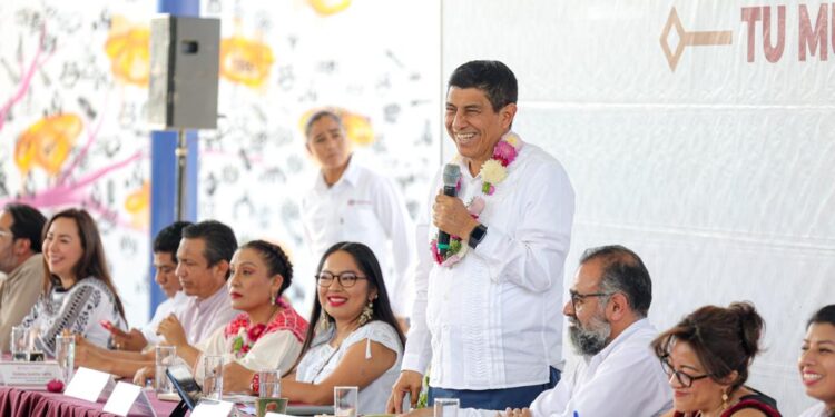 Anuncian programas de alimentación, campo y educación en Santa Catarina Minas, la cuna del mezcal