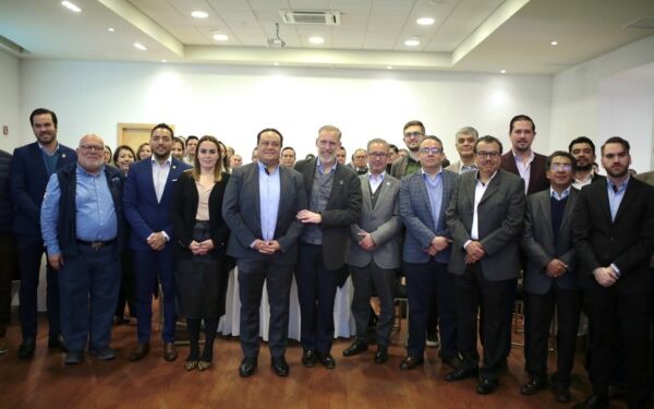 Atestigua titular de SEDESU ratificación del comité directivo del Clúster de Plásticos