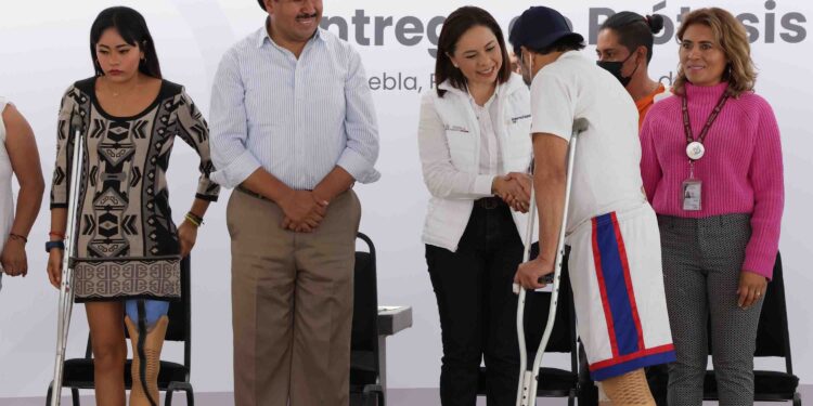 Beneficia SEDIF a 60 poblanos con prótesis externas