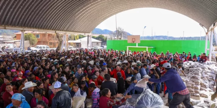 Celebran posada navideña para 3 mil familias de la región de Baborigame en Guadalupe y Calvo
