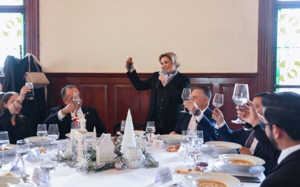 Convive Maru Campos con comunidad universitaria en brindis navideño