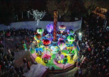 Disfrutan zacatecanos y visitantes de una “Navidad Encantada” en la pista de patinaje sobre hielo y parque de diversiones