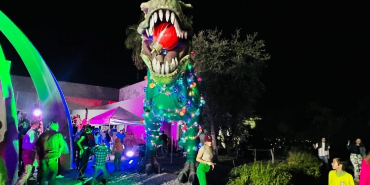 ENCIENDEN EL “DINO NAVIDEÑO” EN EL TAMUX, EN MEDIO DE VILLANCICOS, BAILES Y SANTA CLAUS