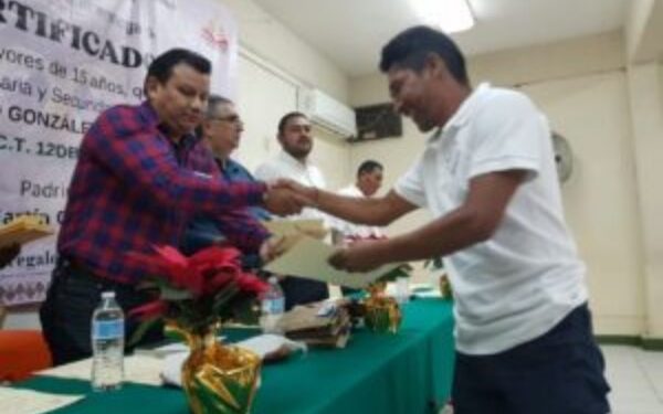Entrega la SEG certificados de primaria y secundaria para jóvenes y adultos mayores de 15 años