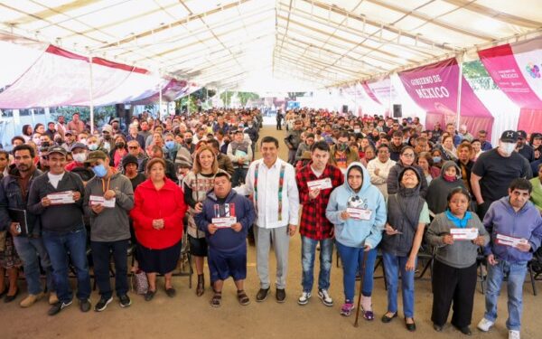 Entrega Salomón Jara primeras tarjetas de pensión para personas con discapacidad de 0 a 64 años