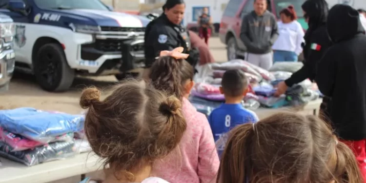 Entregan elementos SWAT de la SSPE chamarras y cobijas en casa hogar de Ciudad Juárez