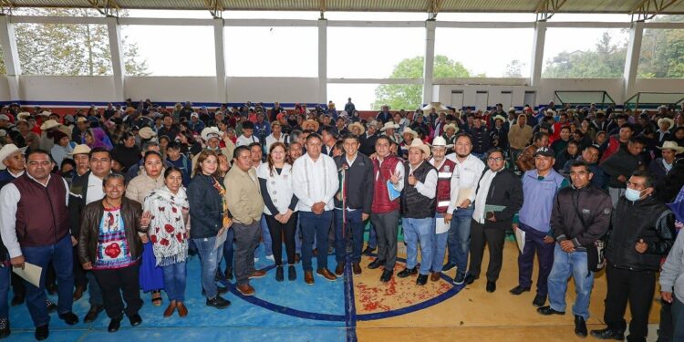 Fortalece Gobierno de Oaxaca infraestructura educativa y caminos de San Lucas Zoquiápam