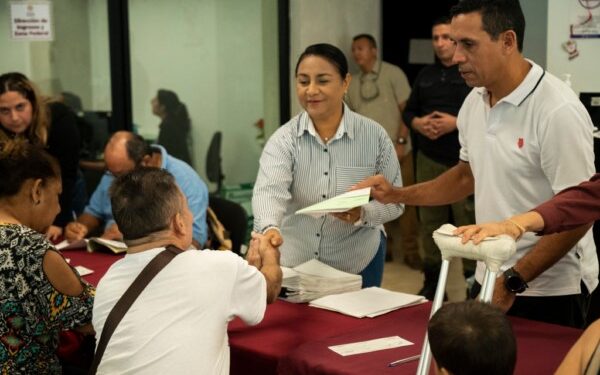 Griselda Martínez continúa con entrega de los apoyos sociales