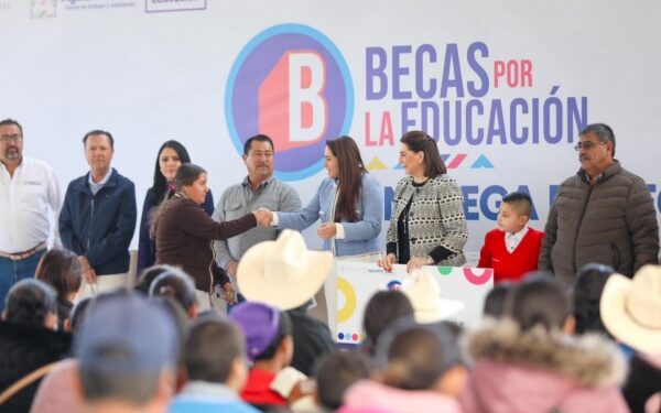 IMPULSA TERE JIMÉNEZ A ESTUDIANTES DE EL LLANO A TRAVÉS DE LA ENTREGA DE BECAS ACADÉMICAS