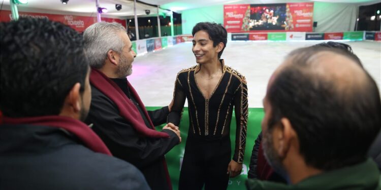 En la pista de hielo se presentó el patinador artístico Donovan Carrillo