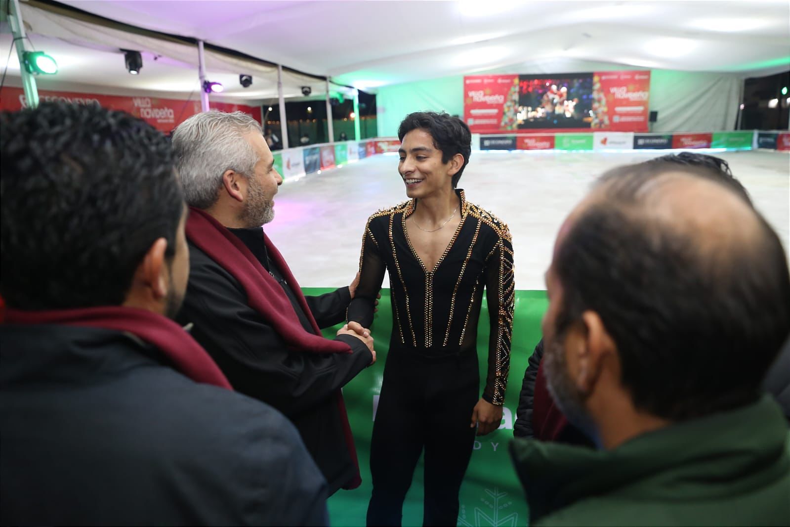 En la pista de hielo se presentó el patinador artístico Donovan Carrillo