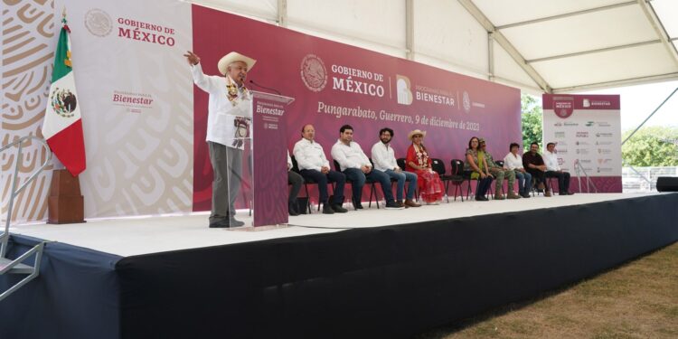 Presidente reafirma compromiso de reconstruir 250 mil viviendas en Acapulco; anuncia beca universal en educación básica para familias de Tierra Caliente