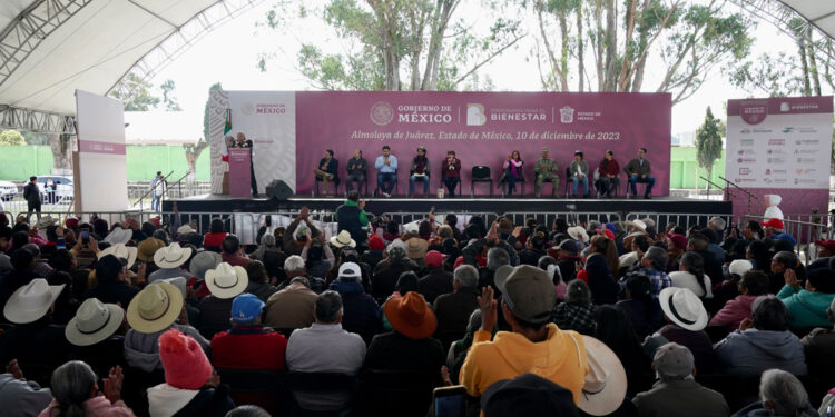 Presidente anuncia aumento de becas para nivel básico en Almoloya de Juárez; destaca cifras récord en materia económica