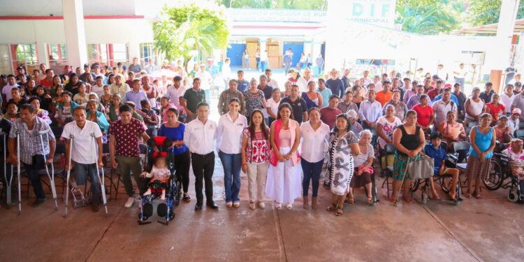 Reciben más aparatos funcionales y de movilidad habitantes de la Cuenca del Papaloapan