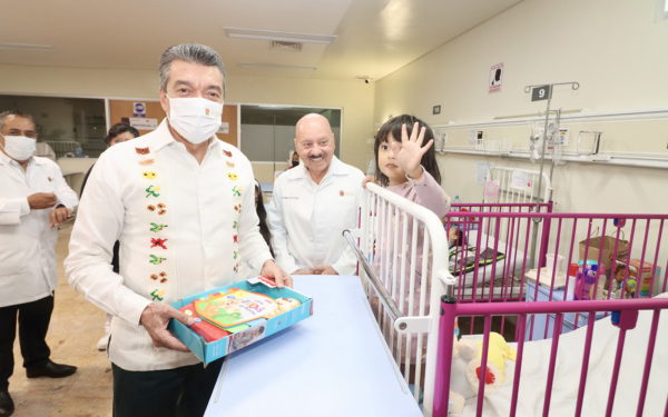 Rutilio Escandón entregó regalos y convivió con niñas y niños del área de Pediatría del Hospital Gómez Maza