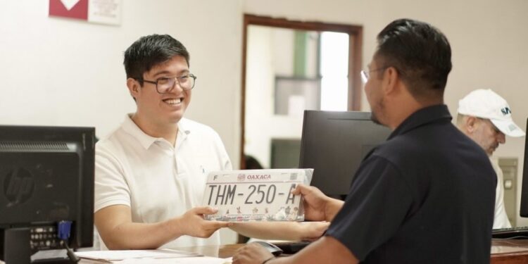 Semovi cuenta con placas y tarjetas de circulación suficientes para atender demanda de personas usuarias