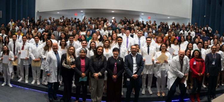 Titular de Salud preside ceremonia de Bienvenida y Clausura de Médicos Internos de Pregrado en el HGQ