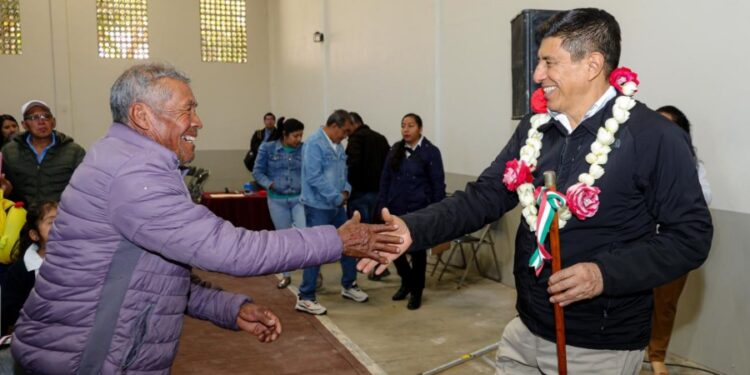 Anuncian inversión para obras educativas, campo y alimentación en San Juan Evangelista Analco