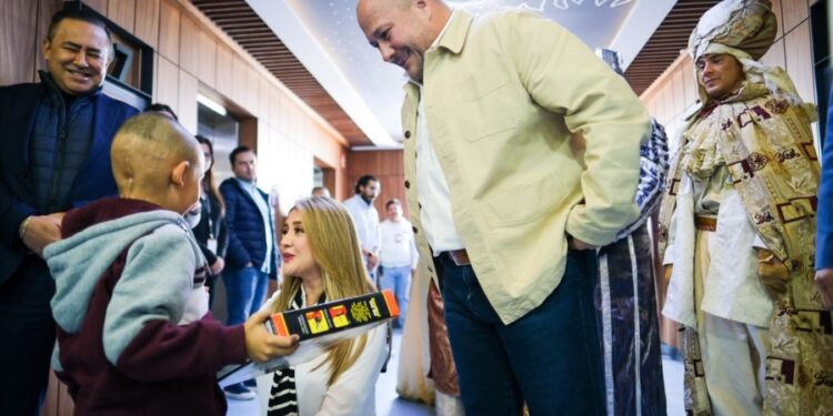 Asiste Enrique Alfaro a pisos 7 y 8 del Hospital Civil Juan I. Menchaca a entregar juguetes a niñas y niños que son atendidos en el área de oncología