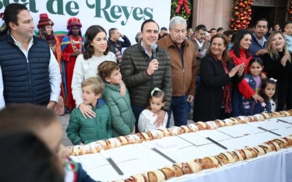 cientos de familias que se dieron cita en la plaza de armas de la capital del estado.