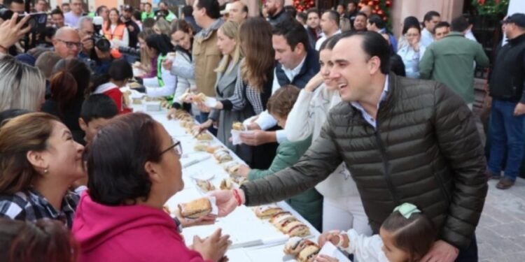 Comparten Rosca de Reyes en Villamagia Coahuila
