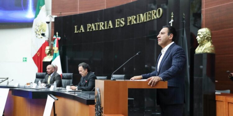 Entrega Eduardo Ramírez reconocimientos del Senado a periodistas de radio y televisión
