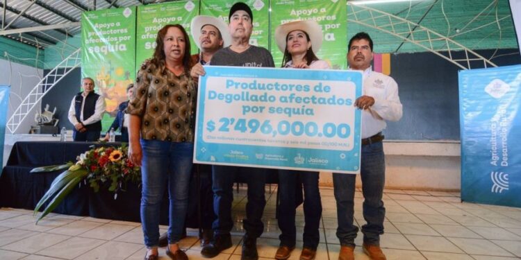 Gobierno de Jalisco entrega cheques a productores agrícolas de Degollado para atención a afectaciones por sequía