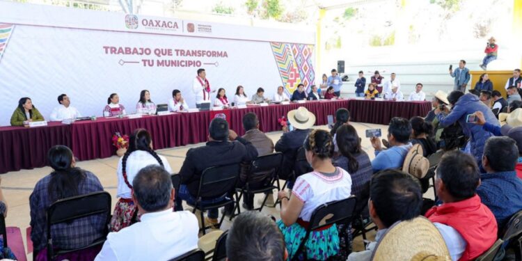 Invierte Gobierno Estatal en educación, agua y vivienda de Santa María Yosoyúa