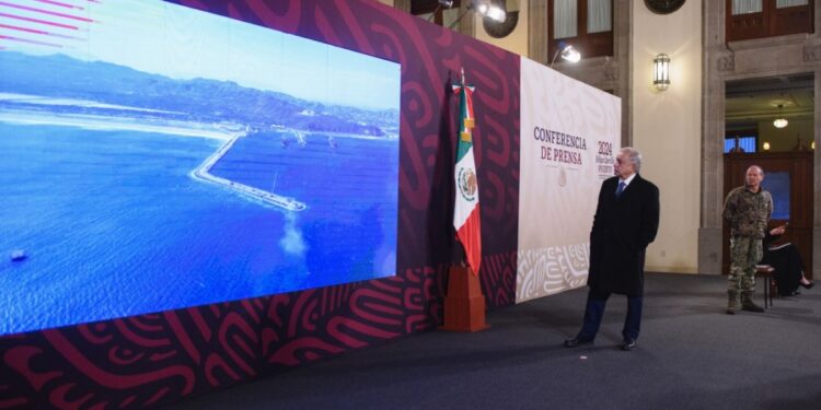 Presidente destaca control de puertos a cargo de la Marina; histórica, participación en acciones de desarrollo nacional